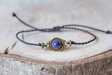 Lapis Lazuli mineral taş bilezikler ahşap arka planda.