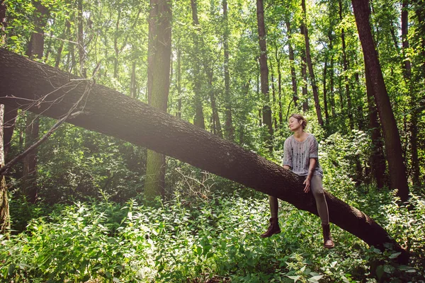 Ung Kvinna Sitter Trädet Och Njuter Naturen Omkring Sig — Stockfoto