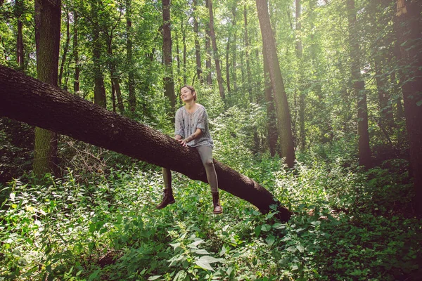 Ung Kvinna Sitter Trädet Och Njuter Naturen Omkring Sig — Stockfoto