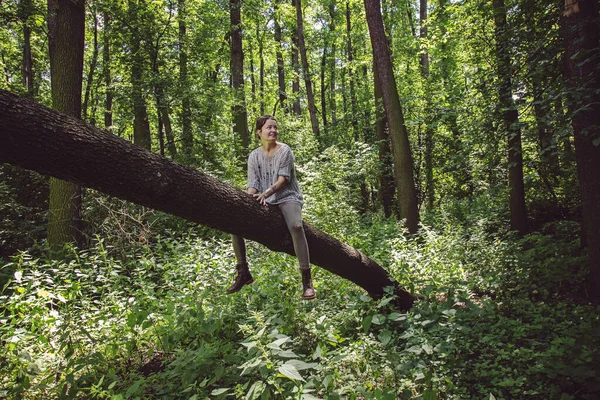 Ung Kvinna Sitter Trädet Och Njuter Naturen Omkring Sig — Stockfoto