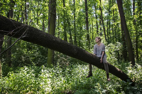 Ung Kvinna Sitter Trädet Och Njuter Naturen Omkring Sig — Stockfoto