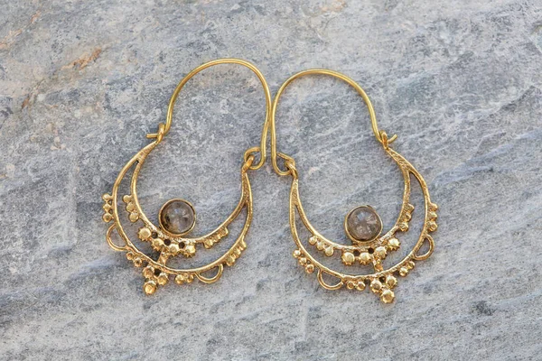 Schöne Weibliche Ohrringe Aus Metall Orientalischer Form Mit Labradorit Stein — Stockfoto