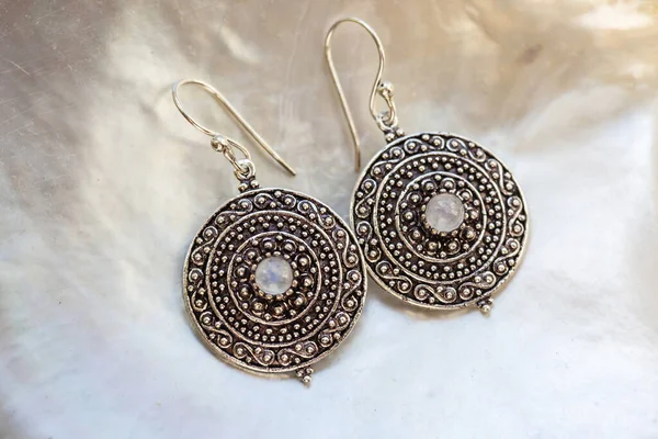 Preciosos Pendientes Metal Hembra Forma Mandala Con Piedra Lunar — Foto de Stock