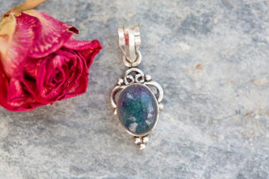 Gümüş metal dekoratif oval süslemeli doğal değerli kolye.