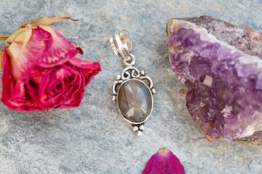 Gümüş metal dekoratif oval süslemeli doğal değerli kolye.