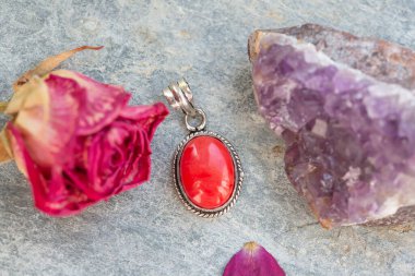Doğal kırmızı mercan değerli kolye gümüş metalden dekoratif oval doğal arka plan