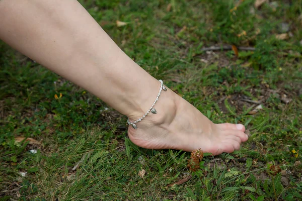 Female Leg Barefoot Fashionable Boho Anklet Grass Background — Stock Photo, Image