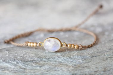 Kayalık zeminde Ay taşı bileziği