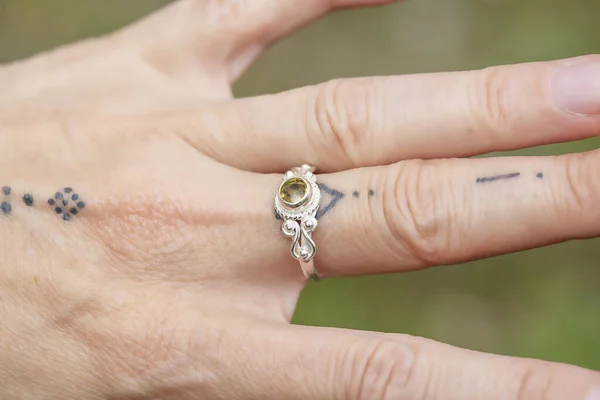 Primer Plano Aire Libre Mano Femenina Con Hermoso Anillo Elegante — Foto de Stock