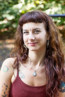 Ormanda güzel bir kadının portresi.