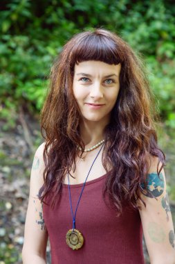 Ormanda güzel bir kadının portresi.