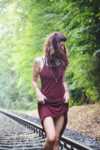 Hermosa Chica Caminando Ferrocarril Vacío Bosque — Foto de Stock
