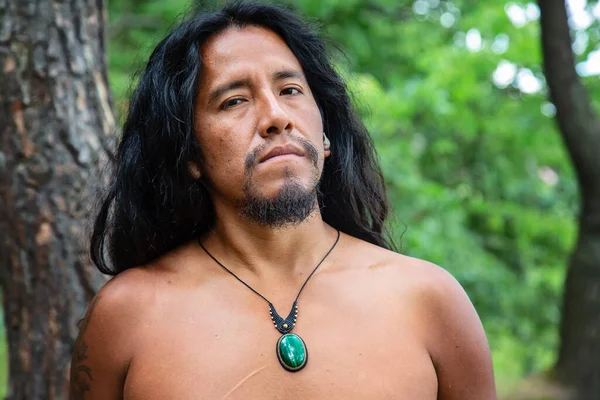 Homem Americano Nativo Jovem Floresta Com Colar Quartzo Cristal — Fotografia de Stock