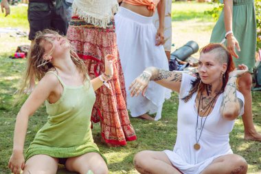 Brno, Çek Cumhuriyeti, 7 Ağustos 2020: İnsanlar yaz festivalinin keyfini çıkarıyorlar