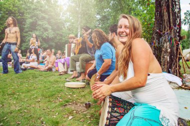 Brno, Çek Cumhuriyeti, 7 Ağustos 2020: İnsanlar yaz festivalinin keyfini çıkarıyorlar