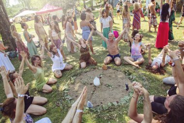 Brno, Çek Cumhuriyeti, 7 Ağustos 2020: İnsanlar yaz festivalinin keyfini çıkarıyorlar