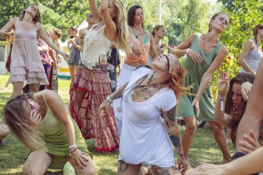 Brno, Çek Cumhuriyeti, 7 Ağustos 2020: İnsanlar yaz festivalinin keyfini çıkarıyorlar