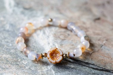 Çiçek şeklindeki cam boncuklu güzel yüzlü akik boncuklar.