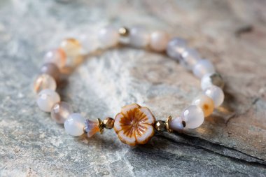 Çiçek şeklindeki cam boncuklu güzel yüzlü akik boncuklar.