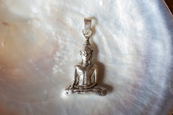 Vackra Silver Buddha Hänge Smycken Pärla Vitt Skal Bakgrund — Stockfoto