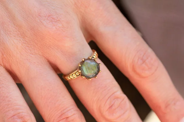 Γυναικείο Χέρι Που Φοράει Μπρούτζινο Δαχτυλίδι Γυαλιστερό Λαμπραδορίτη — Φωτογραφία Αρχείου