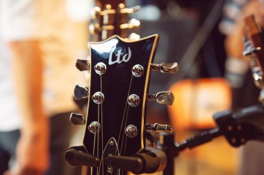 Prag, Çek Cumhuriyeti, 11 Ağustos 2020: Gitar sahibinin konser sahnesindeki detayları