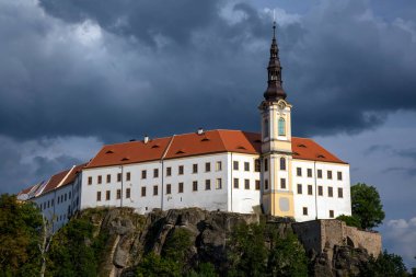 Dramatik gökyüzü ve Çek Cumhuriyeti ile Decin kalesi