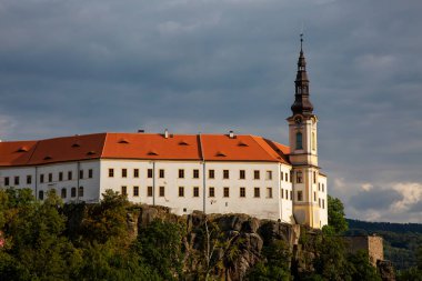Dramatik gökyüzü ve Çek Cumhuriyeti ile Decin kalesi