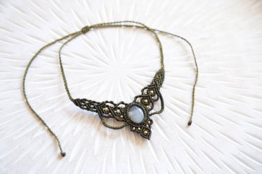 Macrame tekniği, değerli taşlı ipli kolye.