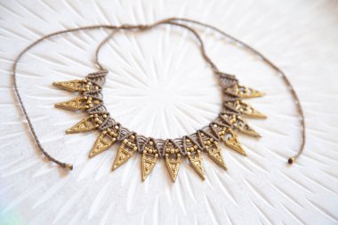 Makrame tekniği pirinç bileşenli sicim kolye.