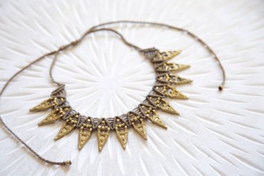 Makrame tekniği pirinç bileşenli sicim kolye.