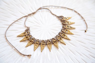 Makrame tekniği pirinç bileşenli sicim kolye.