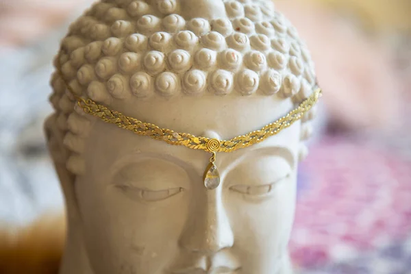 Sárgaréz Tiara Drágakővel Buddha Szoborfején — Stock Fotó