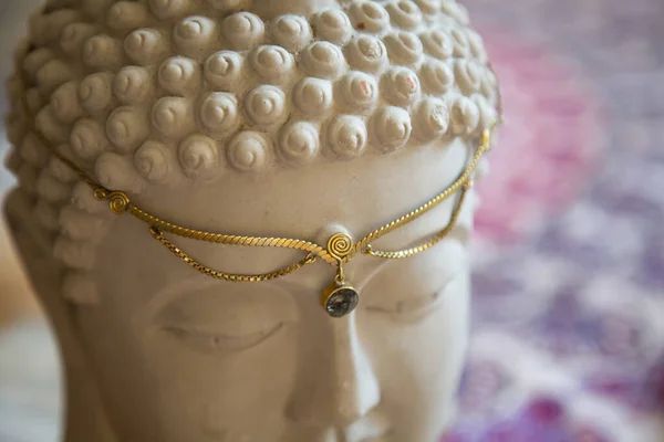 Sárgaréz Tiara Drágakővel Buddha Szoborfején — Stock Fotó