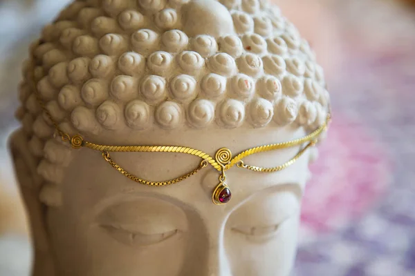 Mässing Tiara Med Ädelsten Buddha Staty Huvud — Stockfoto