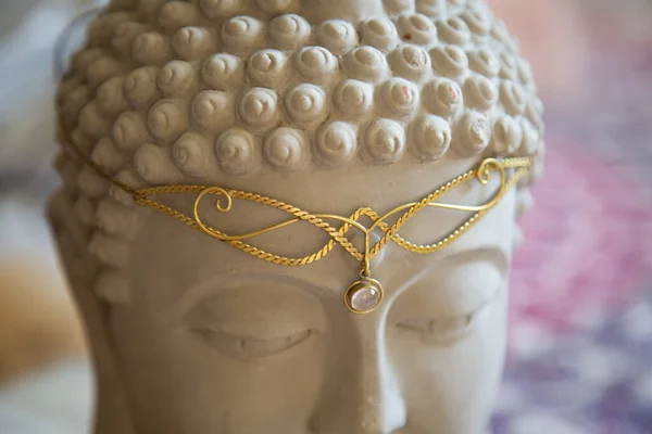 Mosiężna Tiara Kamieniem Szlachetnym Głowie Posągu Buddy — Zdjęcie stockowe