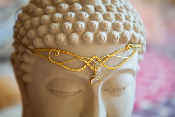 Sárgaréz Tiara Drágakővel Buddha Szoborfején — Stock Fotó