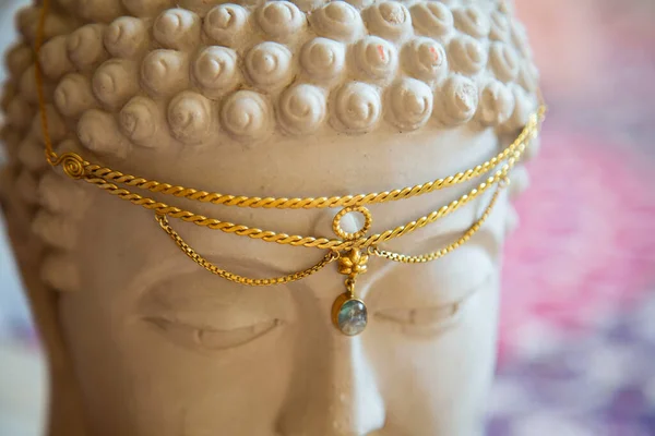 Sárgaréz Tiara Drágakővel Buddha Szoborfején — Stock Fotó