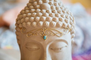 Altın taşlı pirinç taç Buda heykeli başı