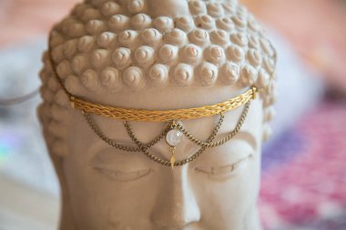 Altın taşlı pirinç taç Buda heykeli başı