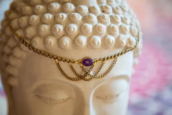 Sárgaréz Tiara Drágakővel Buddha Szoborfején — Stock Fotó