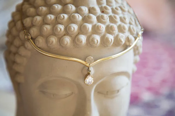 Sárgaréz Tiara Drágakővel Buddha Szoborfején — Stock Fotó