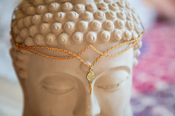 Sárgaréz Tiara Drágakővel Buddha Szoborfején — Stock Fotó