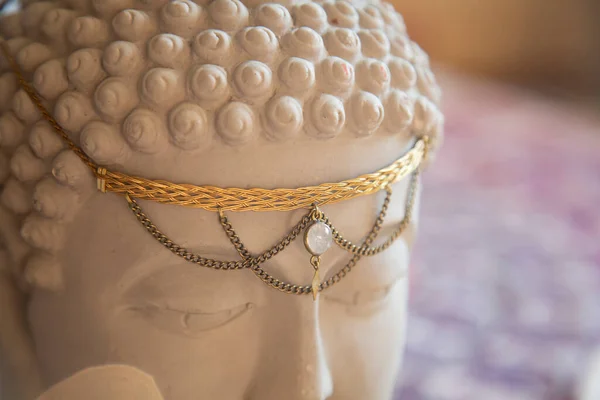 Sárgaréz Tiara Drágakővel Buddha Szoborfején — Stock Fotó