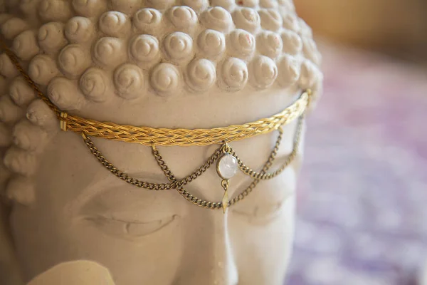 Sárgaréz Tiara Drágakővel Buddha Szoborfején — Stock Fotó