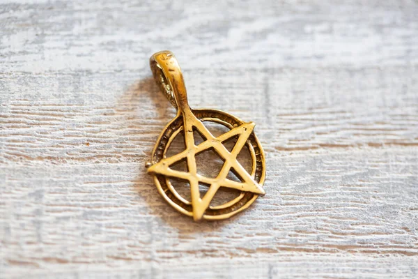 Mosazná Zlatá Barva Pentagram Náhrdelník Dřevěném Pozadí — Stock fotografie