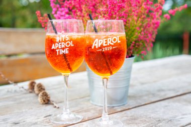 Prag, Çek Cumhuriyeti, 8 Ekim 2020: Restoran bahçesindeki açık hava masasında Aperol içecekleri