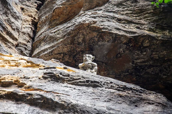 Taş Canavarlı Rocky Gap Dışarı Bakıyor — Stok fotoğraf