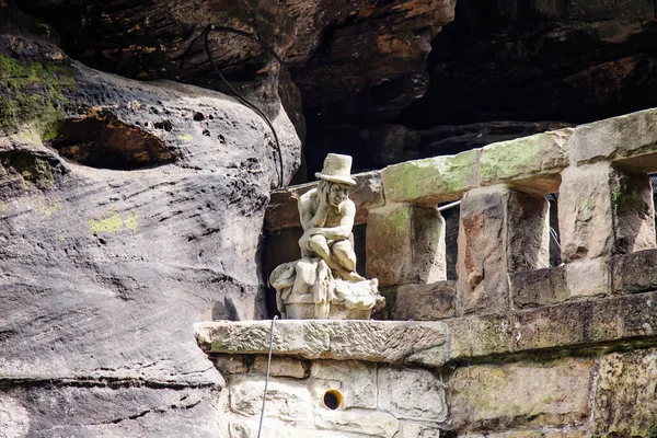 Felsdetail Mit Wassermann Skulptur Und Hausgeländer — Stockfoto