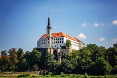 Dramatik gökyüzü ve Çek Cumhuriyeti ile Decin kalesi